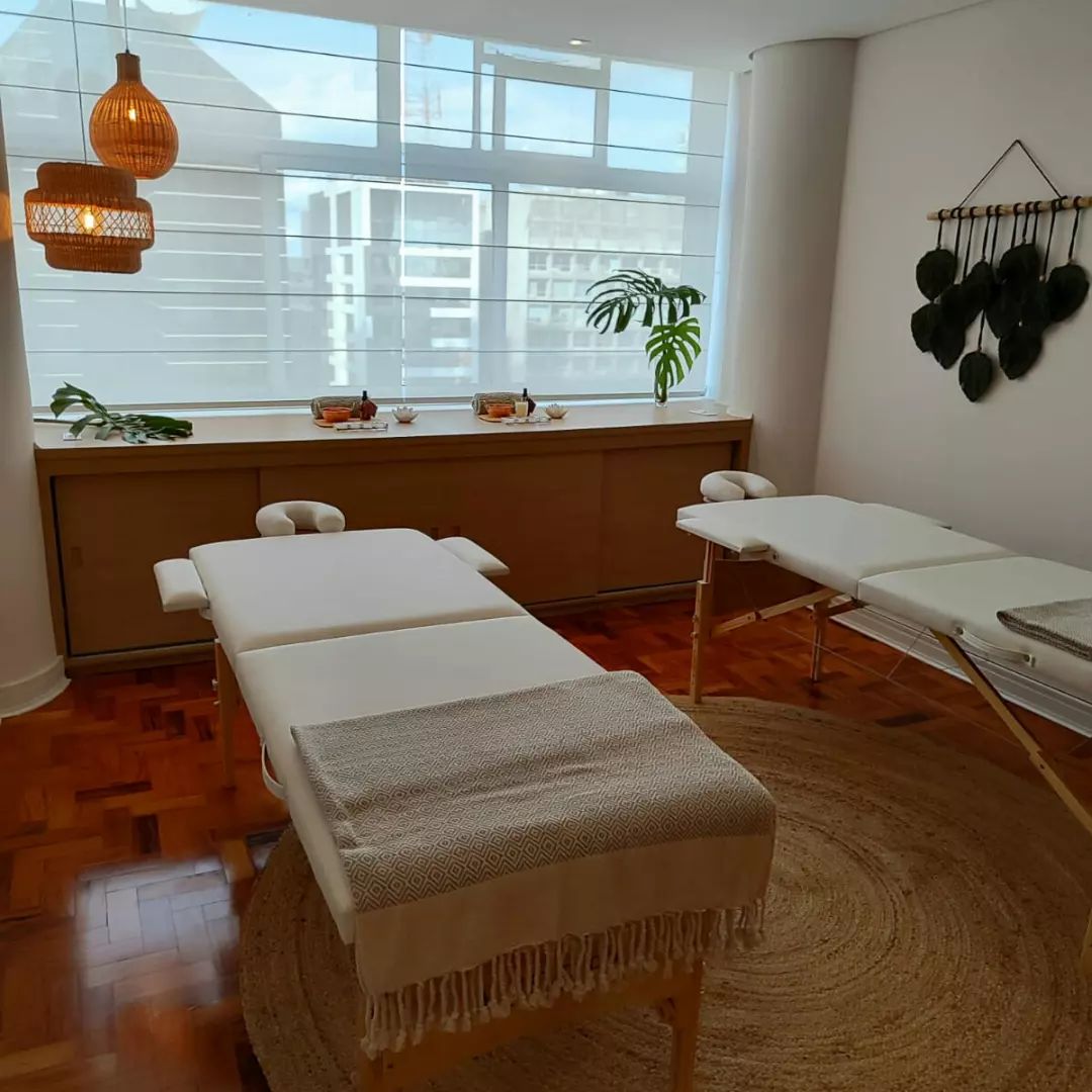 Sala moderna com persiana silhouette branca em paredes de vidro