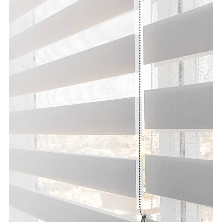 Living contemporâneo com persiana silhouette translúcida em janelas panorâmicas