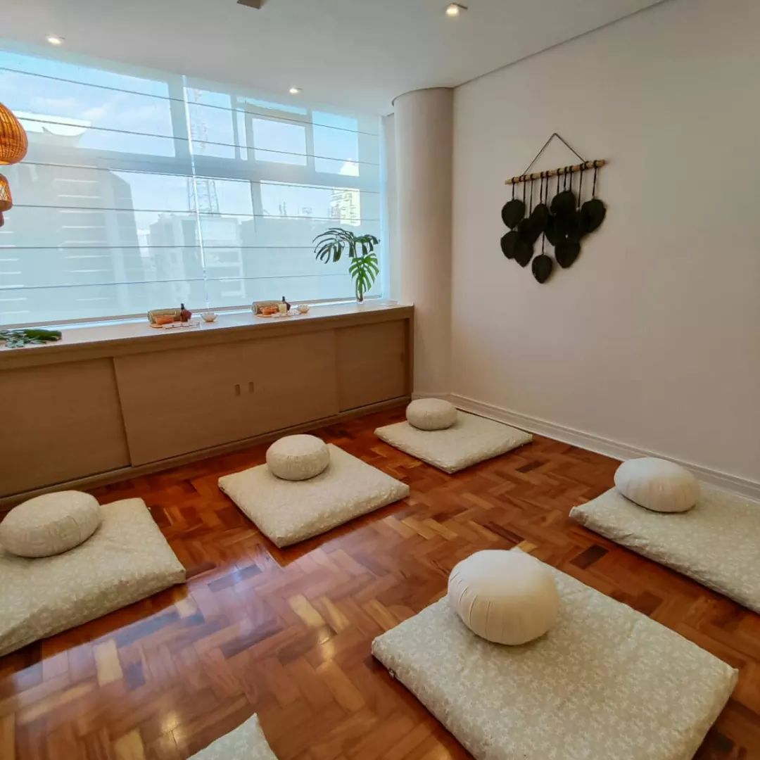 Cozinha gourmet moderna com persiana rolô e iluminação embutida no teto