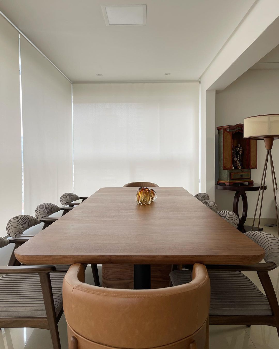 Escritório corporativo amplo com persianas rolô tela solar e estações de trabalho