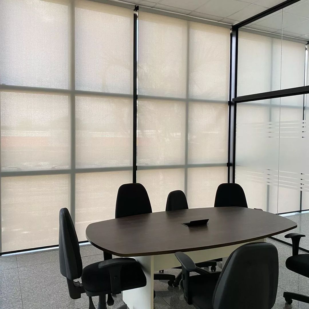 Cozinha elegante com persiana rolô bege sobre bancada de mármore