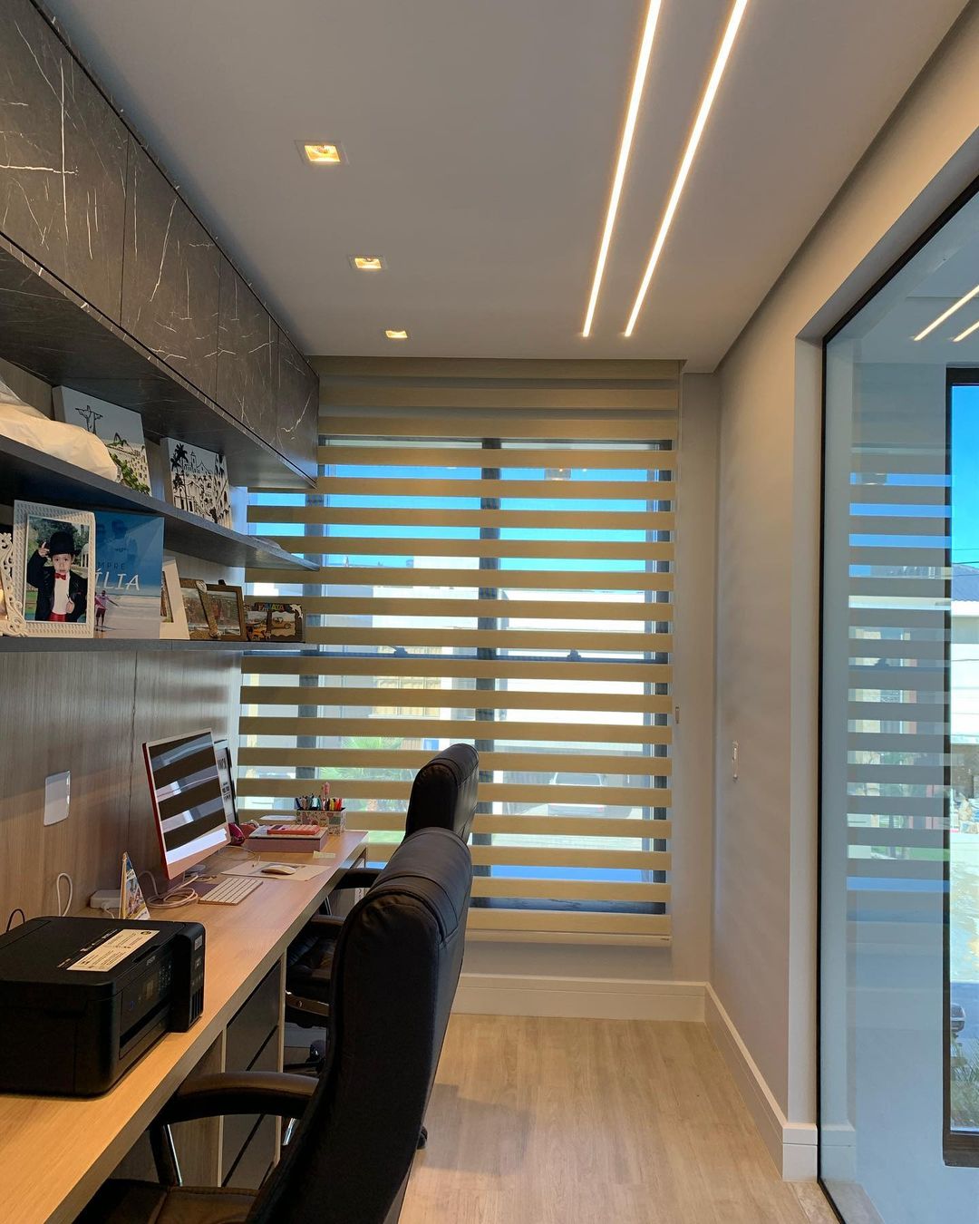 Persianas zebra em home office moderno com iluminação embutida