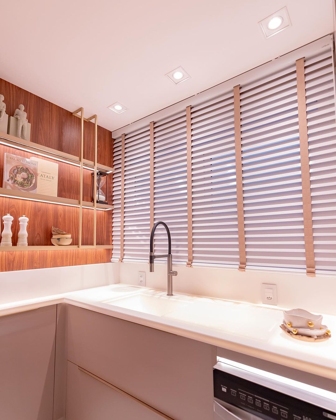 Persianas horizontais brancas com fitas rosé em cozinha gourmet